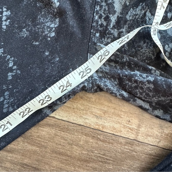 LuLaRoe gray and black reptile print OS leggings - Picture 5 of 5